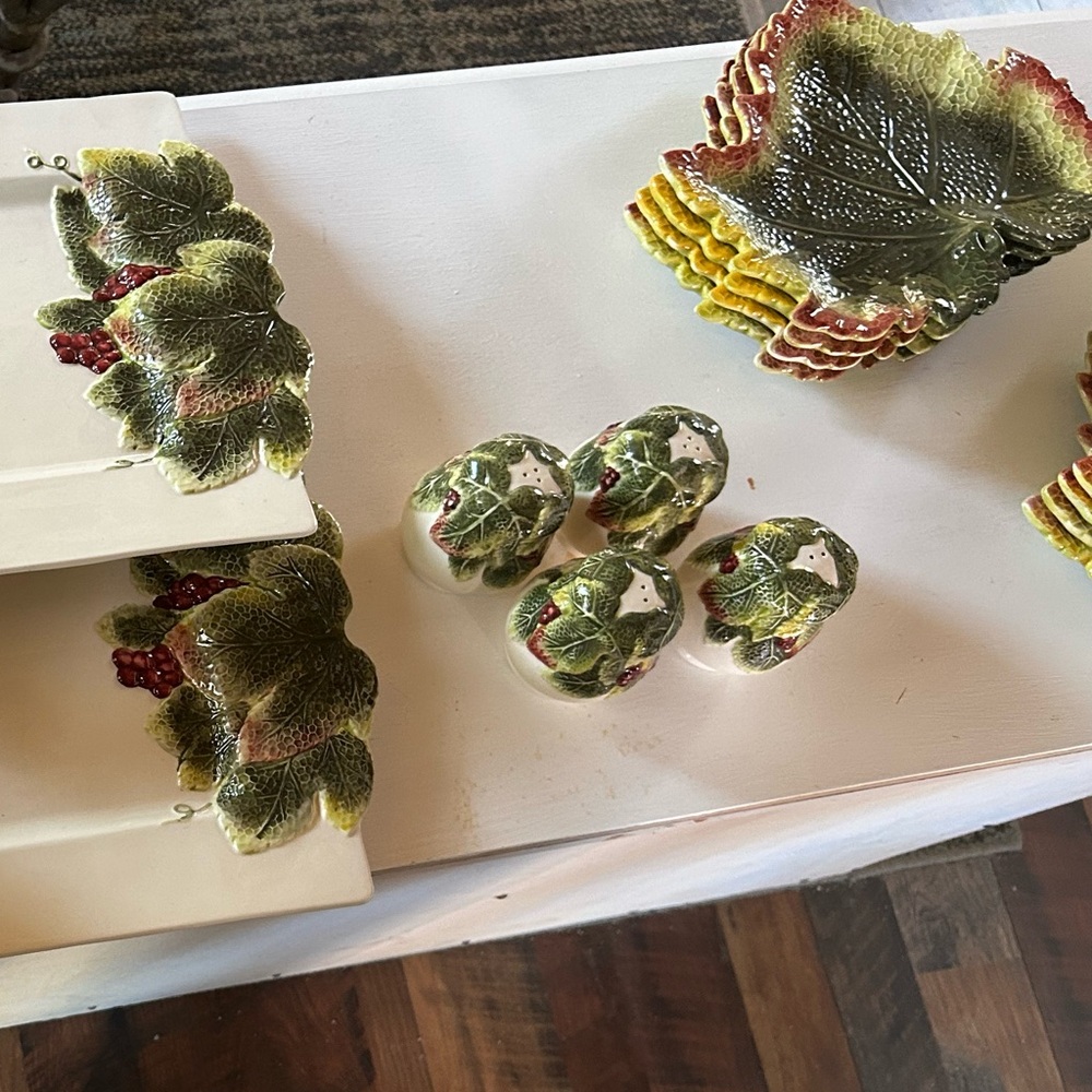 NWOT BETTER HOMES & GARDEN Leaf Pattern Ceramic BowlS, 8 Salad Plate Set, 2 S/P - Picture 4 of 16